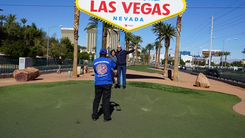 Menschen machen Foto vor Las Vegas Schild