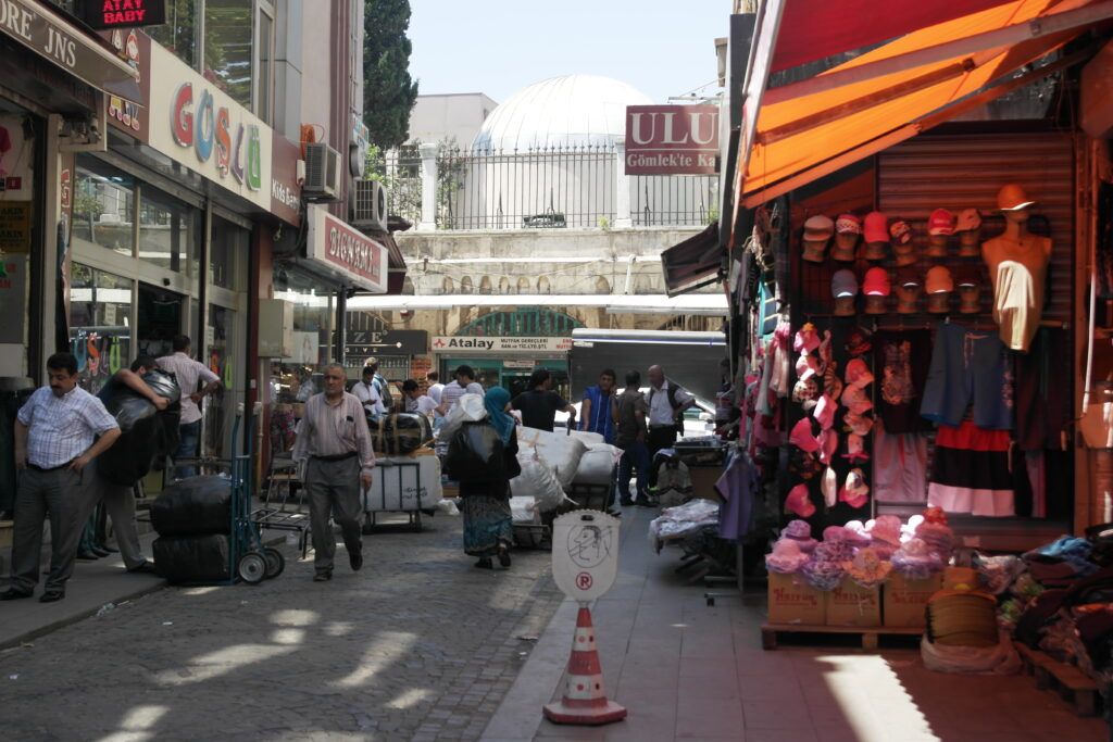 Türkischer Marktplatz mit Menschen